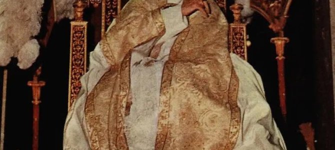Czy ceremoniał i liturgiczny przepych stanowiły bezpośredni nakaz Boży? – contra FSSXP